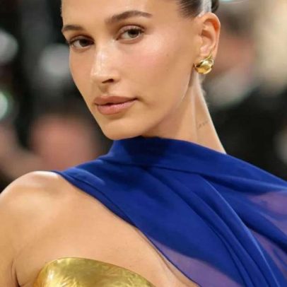 Hailey Bieber usa ouro 14k na Met Gala 2026; detalhe com Gigi Hadid