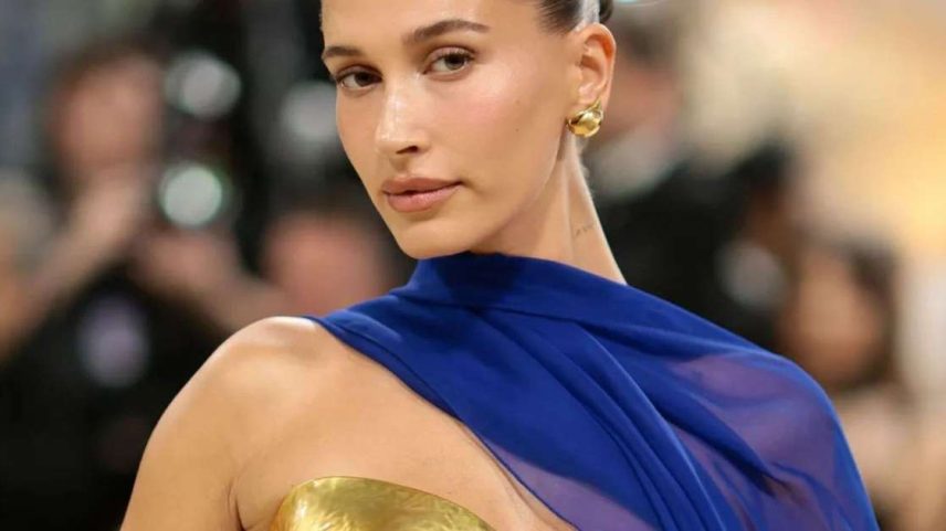 Hailey Bieber surge no Met Gala 2026 com look dourado e azul que rapidamente chama atenção nas redes sociais.
