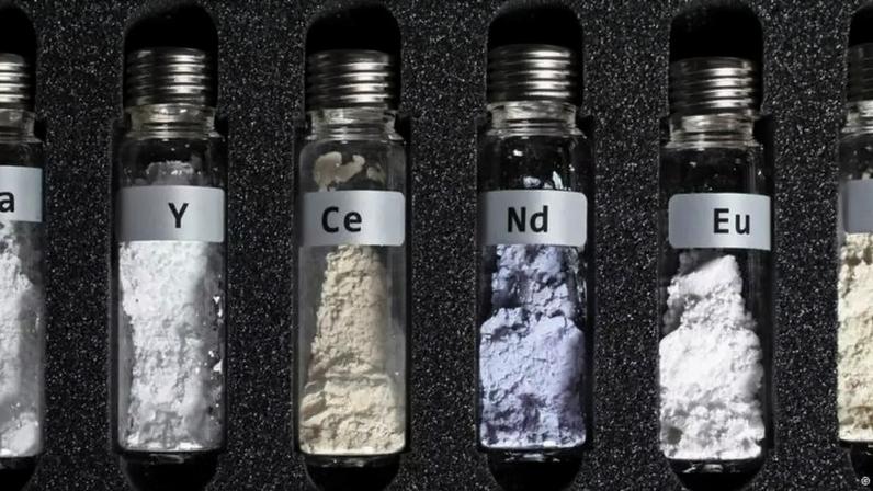 Amostras de terras raras. Esses minerais desempenham papel insubstituível em tecnologias
