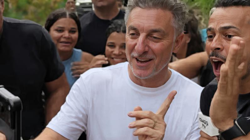 Luciano Huck grava em comunidade do Recife e chama atenção de moradores