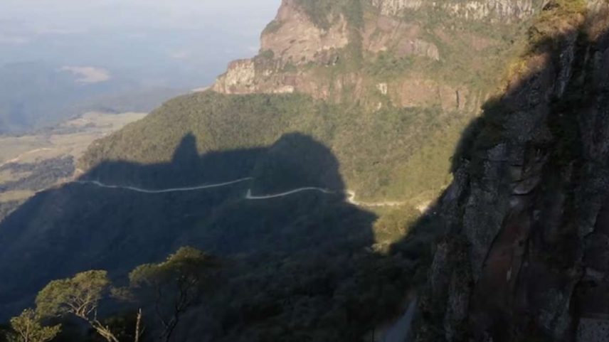 Estrada da Serra do Corvo Branco surpreende com paredões de até 90 metros