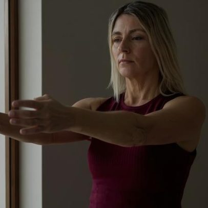 Exercícios com faixa elástica ajudam quem tem mais de 60 a aumentar força e mobilidade