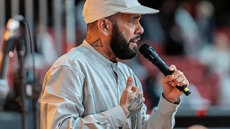 Daniel Alves discursa para mais de 30 mil pessoas em culto evangélico