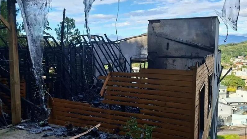 A luta pela reconstrução da casa queimada em São José