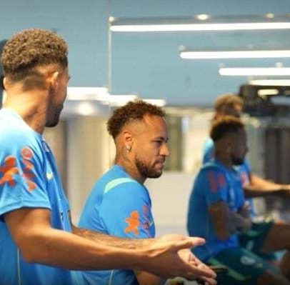 Neymar treina leve na Granja Comary