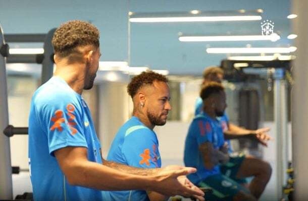 Neymar vai a campo na Granja Comary e faz atividade leve