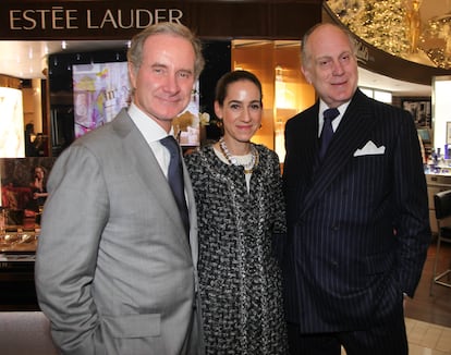 De izquierda a derecha, el ex consejero delegado de Estée Lauder, Fabrizio Freda; la consejera de la compañía, Jane Lauder; y Ronald S. Lauder, hijo de los fundadores y accionista de la firma, en una imagen de archivo.