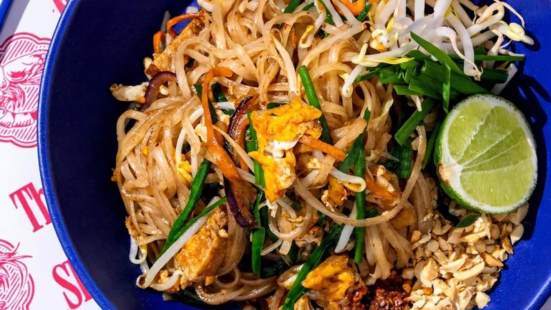 O pad thai, do Thai Food Shop, é uma das delícias tailandesas disponíveis no Taste São Paulo; vem nas versões com camarão e vegetariana (foto). Foto: Bruno Geraldi/Divulgação