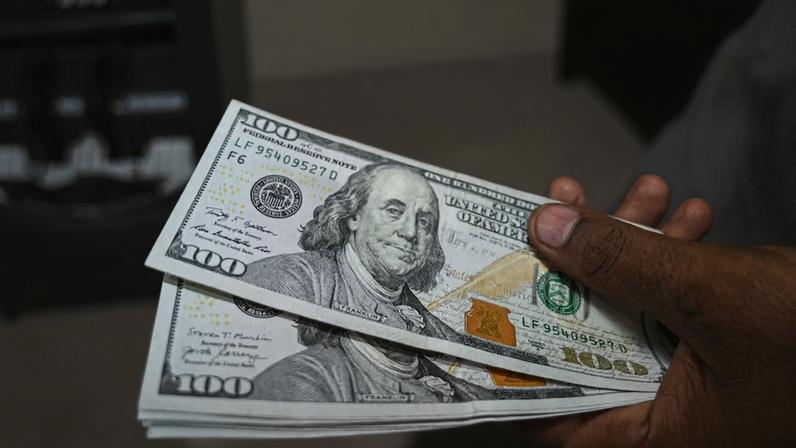 Índice DXY, que compara o dólar americano a uma cesta das principais moedas do mundo, registrou um ganho semanal de 1,41%, seu melhor desempenho desde o início de março. (Foto: Prakash Singh/Bloomberg)