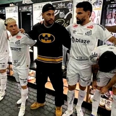 Neymar reúne itens milionários do Batman: Batmóvel, helicóptero e mais