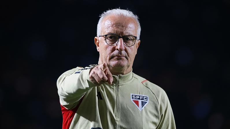 Dorival Jr. enquanto treina o São Paulo FC.