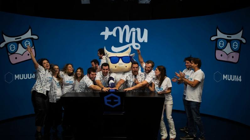 Equipe da Mais Mu toca a campainha para celebrar a listagem na BEE4 durante o período de sandbox da CVM em julho de 2023.