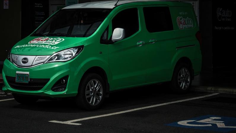 Uma van elétrica da Auto Mercado, uma rede de supermercados, em San José, Costa Rica, em 23 de abril de 2026. A Auto Mercado reduziu de 5% a 10% os custos das entregas online ao adotar vans elétricas.