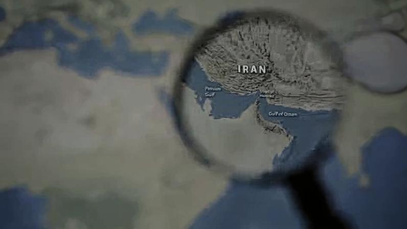 Imagen de una lupa sobre el mapa de Irán.