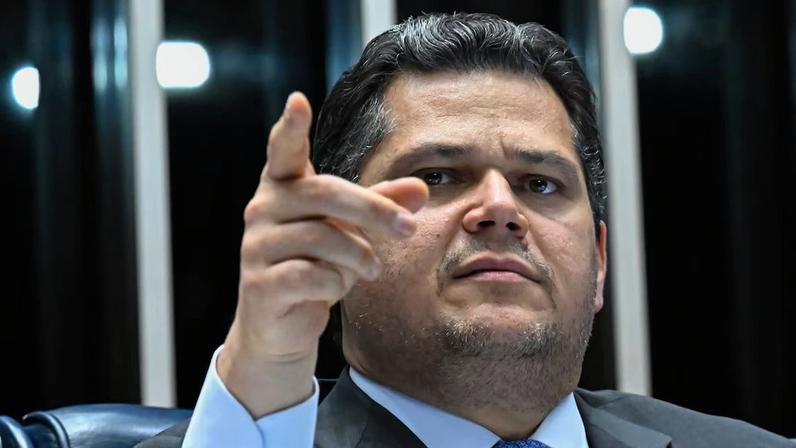 Alcolumbre envia a comissão do Senado PEC que será contraponto da oposição ao fim da escala 6x1
