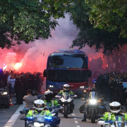 Torcedores do Barcelona confundem ônibus e atacam o time; veículo do Real atingido