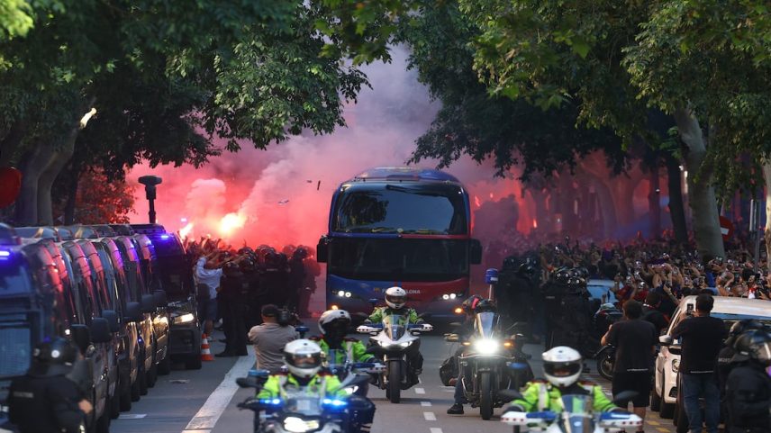 Torcedores do Barcelona se confundiram durante a chegada dos clubes ao estádio