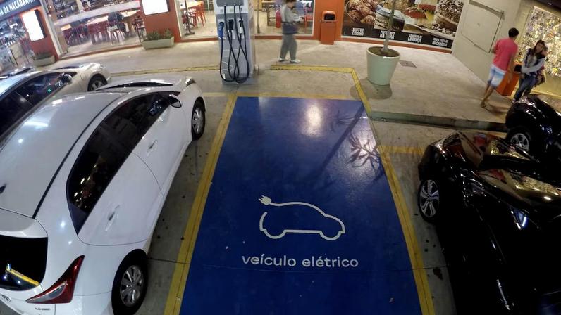RJ - CARREGADOR-VEÍCULO-ELÉTRICO-POSTO-DUTRA - GERAL - Carregador rápido para veículo elétrico instalado em posto de combustível no km 237 da Rodovia Presidente Dutra, próximo da cidade de Piraí (RJ), visto na noite de domingo (19). A bomba para carregar veículos elétricos em Piraí, tem chamando a atenção de frequentadores do posto de combustível. Carros elétricos contam com 6 estações na Rodovia Presidente Dudra ligando Rio de Janeiro e São Paulo. 19/08/2018 - Foto: ALESSANDRO BUZAS/FUTURA PRESS/FUTURA PRESS/PAGOS