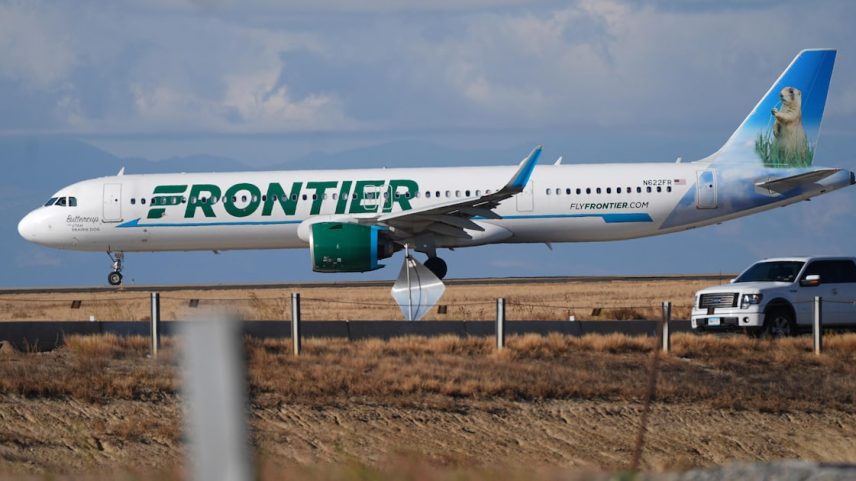 Um avião da Frontier Airlines no Aeroporto de Denver, nos EUA, em novembro de 2025; uma aeronave da mesma empresa atingiu um pedestre nesta sexta-feira, 8.