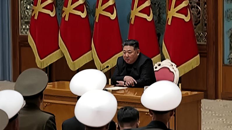 Kim Jong-un fala com militares