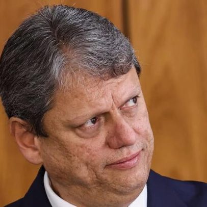 Tarcísio diz que Flávio Bolsonaro deve continuar prestando esclarecimentos