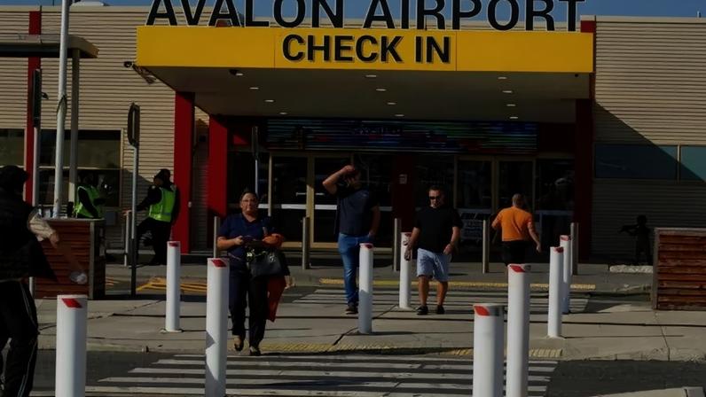 Equipamento de depilação estava ao lado de uma embalagem de chocolate