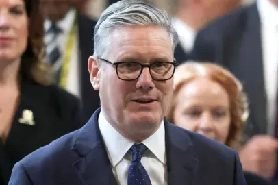 Starmer busca manter seu cargo com promessa de mudança e alerta de caos