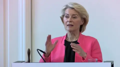 UE deve adiar acesso de crianças às redes sociais, diz von der Leyen