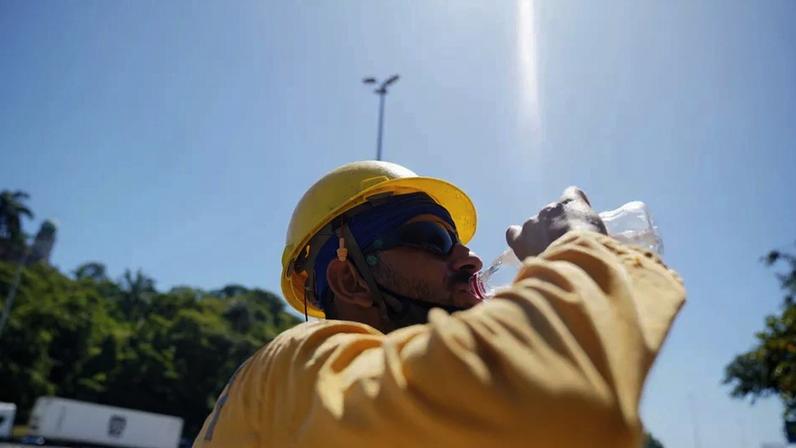 Funcionário da Coordenadoria Geral de Obras de São Paulo se refresca durante dia de calor intenso na capital. — Foto: Marcos Serra Lima/g1