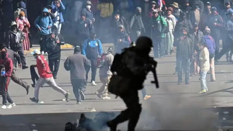 Manifestantes estão pedindo a renúncia do presidente Rodrigo Paz — Foto: Reuters