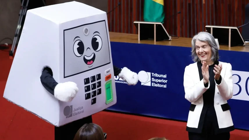 Na última segunda-feira, o TSE lançou a mascote Pilili. Ao lado, a ministra Cármen Lúcia, a mesma que falou em censura "até as eleições" e criticou "200 milhões de tiranos" nas redes. (Foto: Alejandro Zambrana/Secom/TSE)