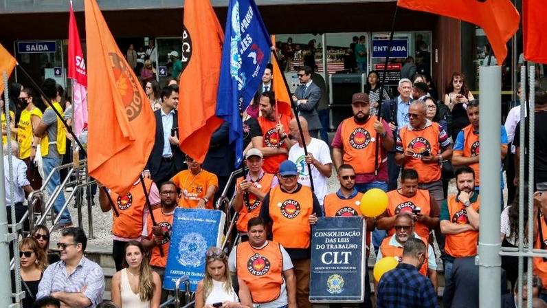 7.mai.2025 - Advogados participam de mobilização em defesa da competência constitucional da justiça do trabalho após suspenção dos processos sobre pejotização pelo STF