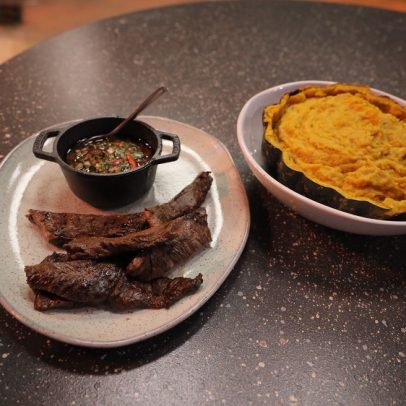Entranha com chimichurri e purê de abóbora japonesa