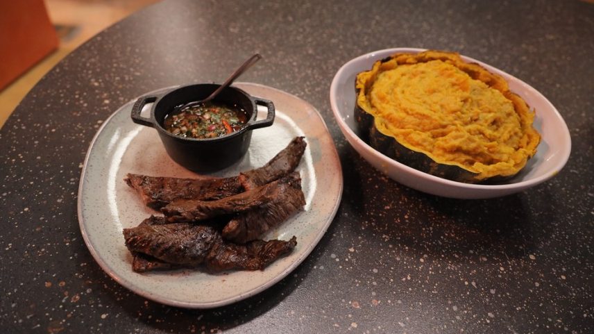 Entranha com chimichurri e purê de abóbora japonesa — Foto: GNT/Adalberto de Melo Pygmeu