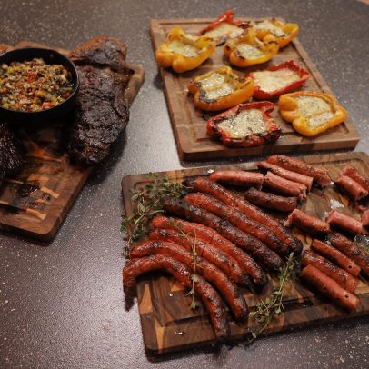 Linguiça parrillera e vazio bovino com pimentão e queijo na brasa