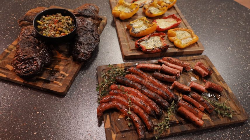 Linguiça parrillera com pimentão e queijo