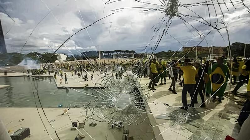 Apoiadores do ex-presidente Jair Bolsonaro invadiram e depredaram os prédios dos Três Poderes no episódio em que ficou conhecido como "8 de Janeiro"