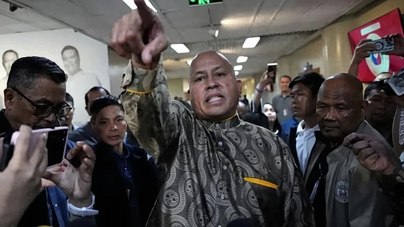 Perseguição Senado, tiroteio e ex-chefe de polícia das Filipinas está foragido
