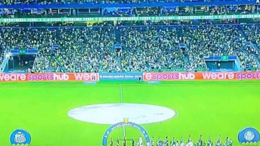 Jogadores do Santos esperam o fim do jogo para, enfim, entrarem em campo para o jogo com o Palmeiras