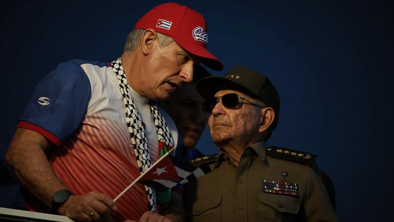 O atual ditador de Cuba, Miguel Díaz-Canel, ao lado de seu antecessor Raúl Castro: EUA avaliam opções para provocar a derrubada do regime castrista (Foto: EFE/ Ernesto Mastrascusa)