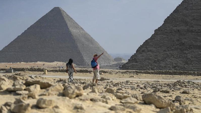 Turistas visitam o Planalto de Gizé, onde se encontram as Grandes Pirâmides de Gizé e a Esfinge, em Gizé, Egito (Foto: EFE/EPA/MOHAMED HOSSAM)