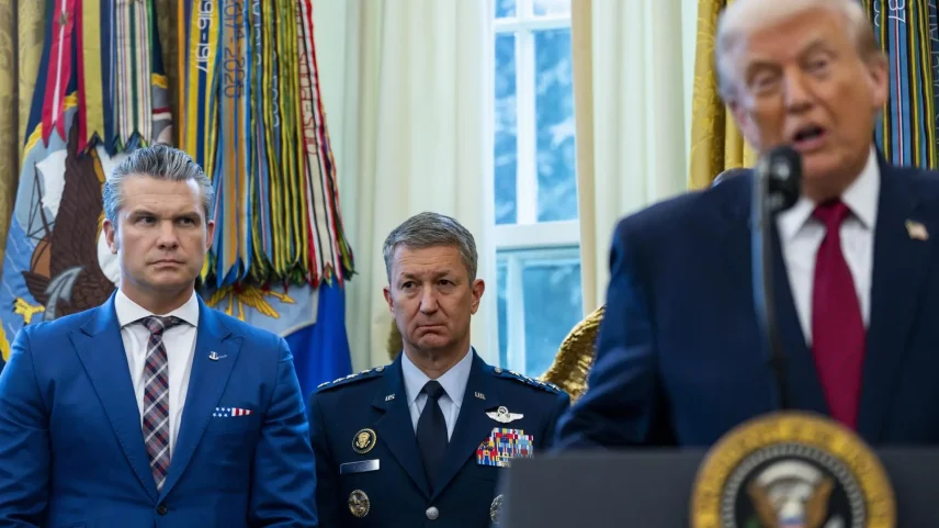O chefe do Estado-Maior Conjunto, Dan Caine (centro), ao lado do secretário de Guerra, Pete Hegseth, e do presidente Donald Trump. (Foto: BONNIE CASH/EFE/EPA/POOL)