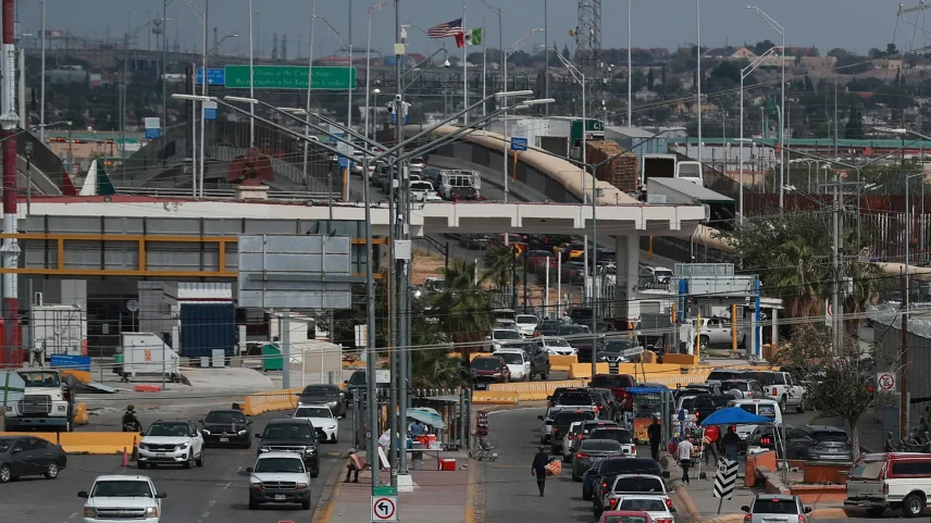 Vista geral de El Paso com bandeiras dos EUA e do México ao fundo (Foto: EFE)