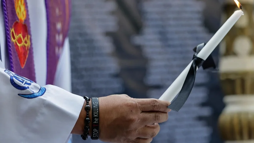 Sacerdote segura uma vela: saúde mental entre religiosos deve estar entre as prioridades (Foto: EFE)
