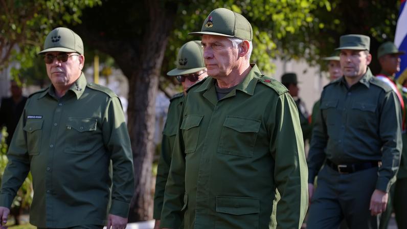 O neto do ex-ditador Raúl Castro, Raúl Guillermo Rodríguez Castro (à direita), o atual líder do regime, Miguel Díaz-Canel (centro) e o ministro do Interior Lázaro Alberto Álvarez Casas (à esquerda) (Foto: EFE/Ernesto Mastrascusa)