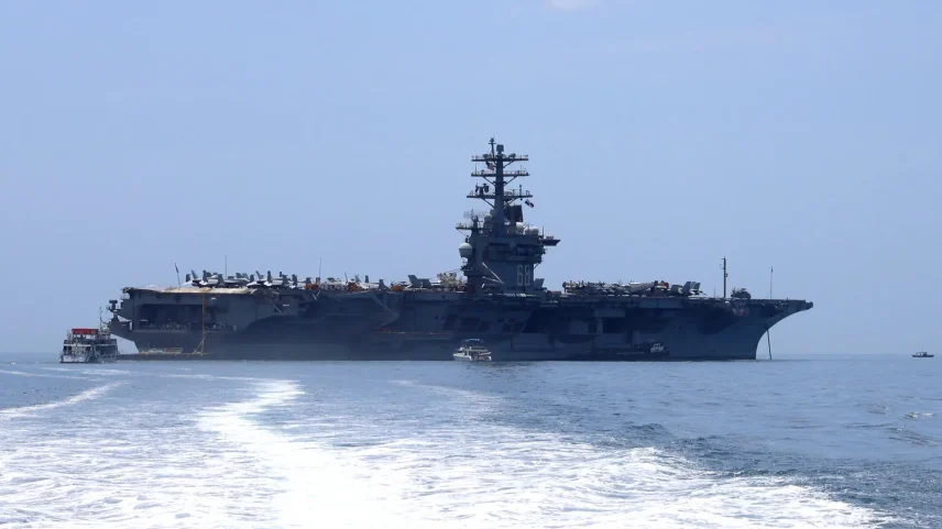 Porta-aviões nuclear americano USS Nimitz (Foto: EFE/ Carlos Lemos)