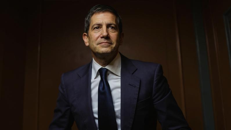 Kevin Warsh após prestar depoimento durante audiência de confirmação do Comitê Bancário do Senado no Capitólio dos EUA (Foto: EFE/EPA/WILL OLIVER)
