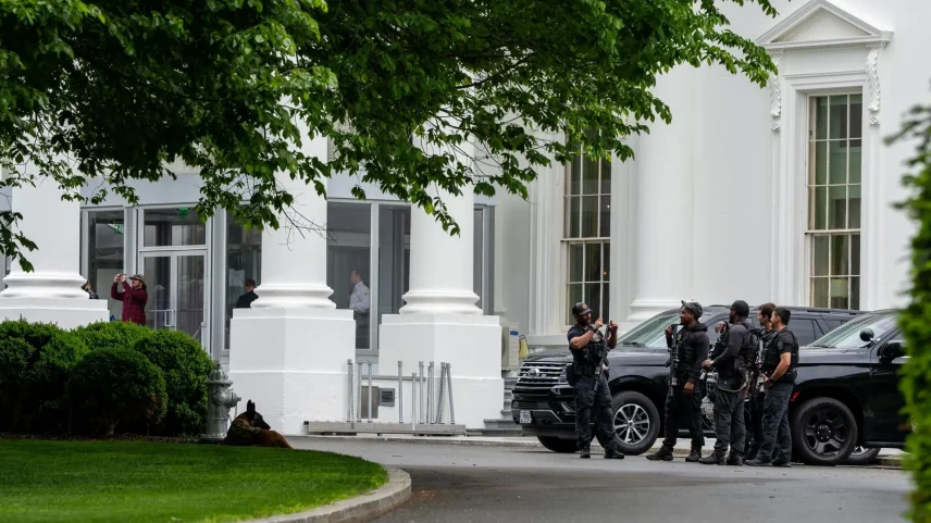 Agentes do Serviço Secreto dos EUA no gramado norte da Casa Branca avaliando medidas de segurança (Foto: EFE/EPA/KEN CEDENO / POOL)
