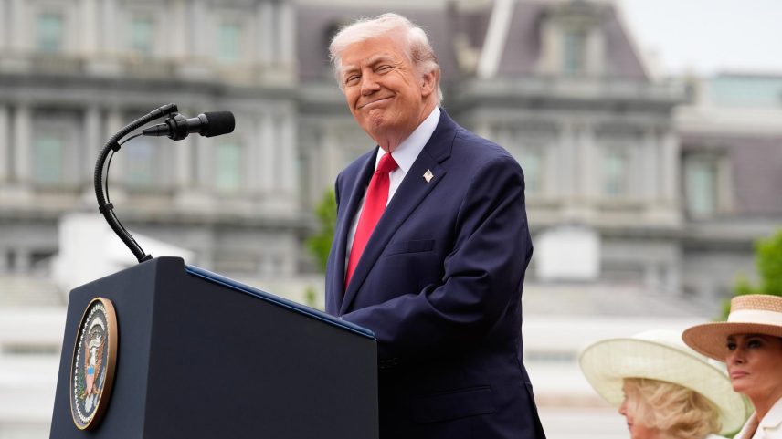 O presidente dos EUA, Donald Trump, incentivou aliados estaduais a investirem no redesenho de mapas eleitorais para garantir mais cadeiras no Congresso (Foto: EFE/EPA/YURI GRIPAS / POOL)