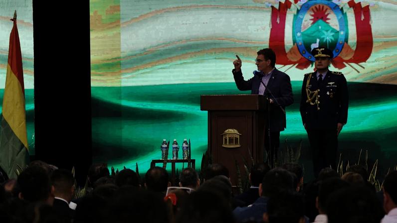O presidente da Bolívia. Rodrigo Paz, durante discurso em encontro nacional com líderes políticos: país enfrenta onda de protestos e violência (Foto: EFE/Jorge Ábrego.)